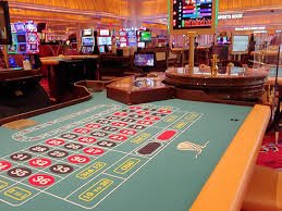 arus hoki Featured Games carousel showing football, live-dealer, and slot game tiles